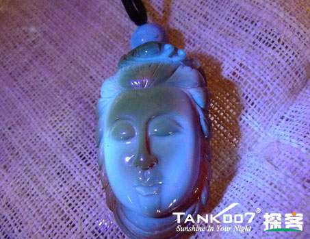 網(wǎng)上用紫光手電鑒定琥珀的帖子這么多，哪個是真假？